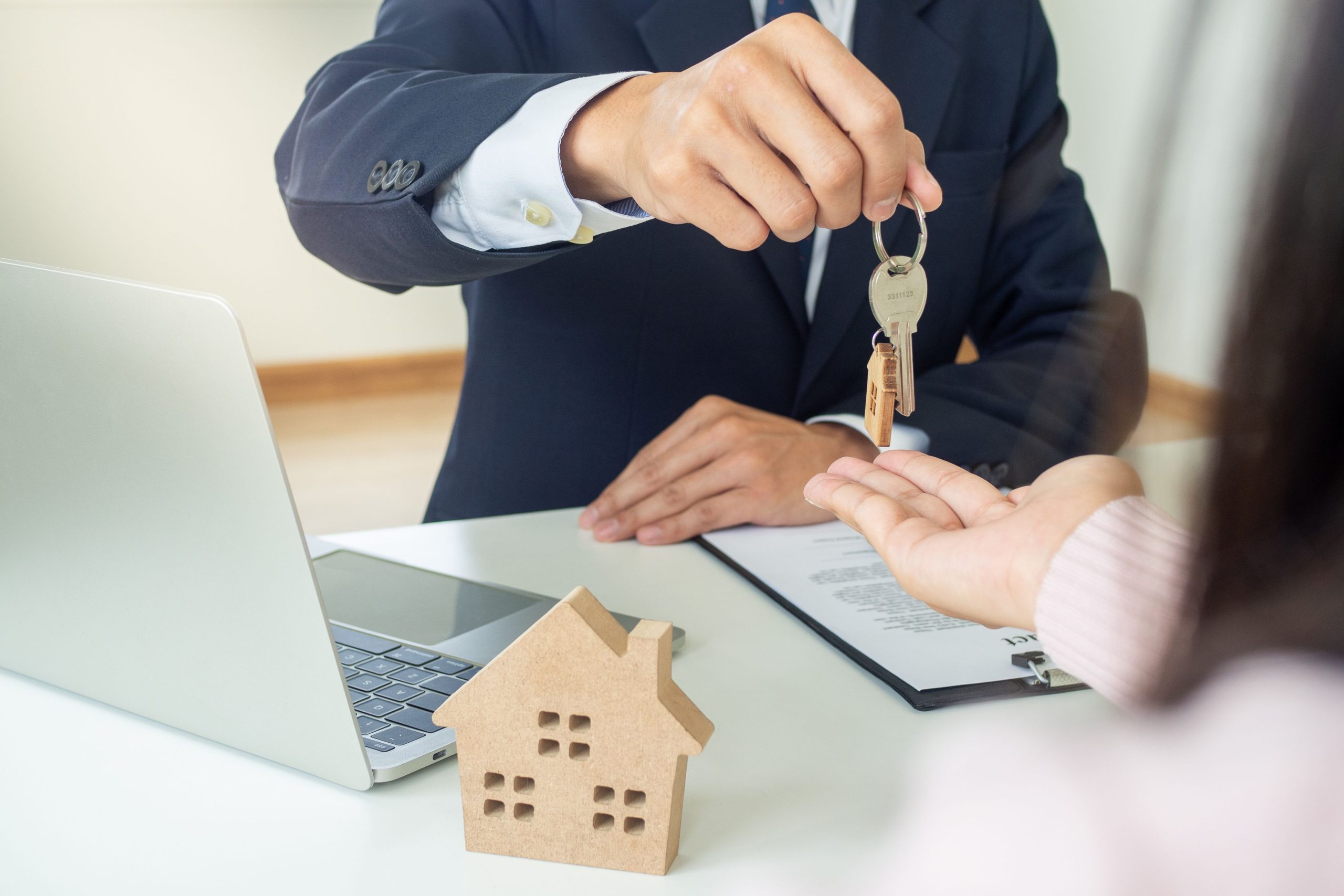 Cómo comprar tu primera casa en el Maresme y Barcelona